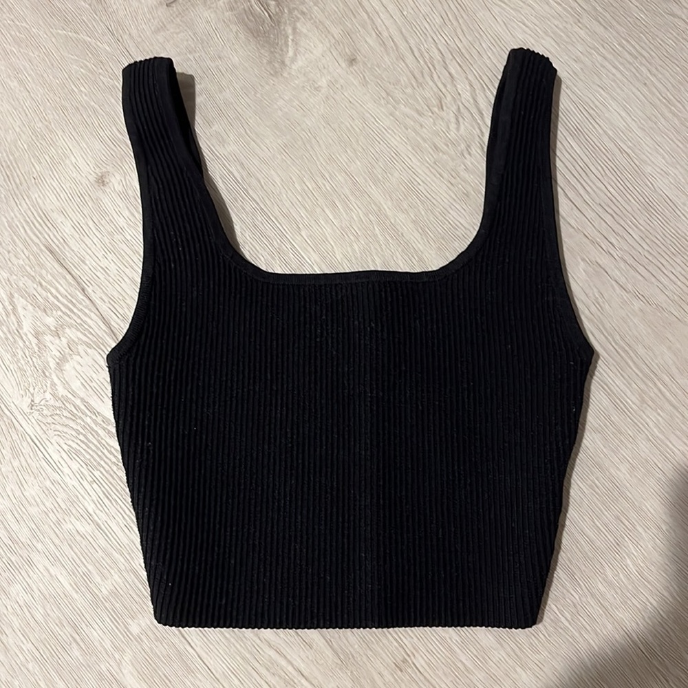 Aritzia Babaton black ribbed crop tank